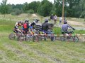 Noční závod pitbike motokros.