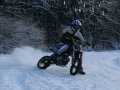 Pitbike závody na sněhu.